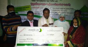 ভূঞাপুরে মৃত্যুদাবির চেক প্রদান