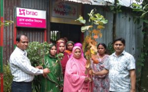 ব্র্যাকের উদ্যোগে হাতীবান্ধায়শিক্ষার্থীদের মাঝে গাছের চারা বিতরণ
