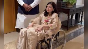 হুইলচেয়ারে অলকা, গায়িকার স্বাস্থ্য নিয়ে চিন্তিত অনুরাগীরা! ৬০ পেরিয়ে কী ভাবে নিজের যত্ন নেবেন?