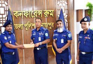 দিনাজপুর জেলায় কর্মরত ৭ পুলিশ সদস্যকে চিকিৎসার জন্য আর্থিক অনুদান প্রদান করেন পুলিশ সুপার