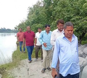 দিনাজপুর সদরে শেখপুরা এলাকায় এমপি সৈয়দ জাহাঙ্গীর আলম নদীভাঙন স্থান পরিদর্শনে