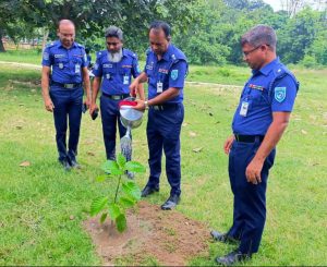 ৫ বছরে ২৫ কোটি বৃক্ষরোপণ’ কর্মসূচির অংশ হিসেবে দিনাজপুর পুলিশ লাইন্সে বৃক্ষরোপণ
