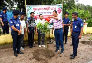 দিনাজপুরের বীরগঞ্জ থানায় বৃক্ষরোপণ