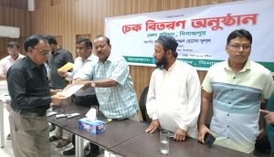 দিনাজপুর জেলা পরিষদের আয়োজনে উন্নয়নমূলক কাজের ২৫ লক্ষ টাকার অনুদানের চেক হস্তান্তর