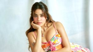 ‘বিশেষ’ সিরাম মেখেই জেল্লা ধরে রাখেন জাহ্নবী! নায়িকার চকচকে ত্বকের রহস্য লুকিয়ে দু’টি উপকরণে