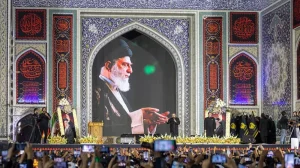 যুক্তরাষ্ট্র-ইরান পাল্টাপাল্টি হামলার মধ্যেই খামেনির দাফন সম্পন্ন