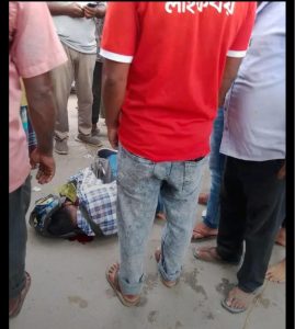 দিনাজপুরে ট্রাকের ধাক্কায় ট্রাক্টরে চাকায়হেলমেট পরিহিত স্বামী নিহত. স্ত্রী আহত