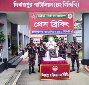 দিনাজপুর বিজিবি’ র বিশেষ অভিযানে ৩২ লক্ষ ১৫ হাজার টাকা মূল্যমানের দুষ্প্রাপ্য কষ্টিপাথরের বিষ্ণু মূর্তি উদ্ধার, আটক ১