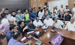 শ্রমিকদের তিন দফা দাবি মেনে নেয়ার আশ্বাস, অনির্দিষ্টকালের অবরোধ প্রত্যাহার