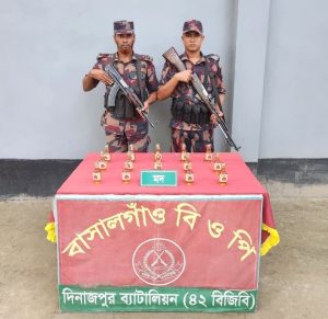 দিনাজপুরে ৪২ বিজিবি’র বিশেষ অভিযানে ঠাকুরগাঁও জেলার হরিপুর সীমান্তে ভারতীয় মদ উদ্ধার