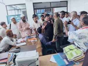 দিনাজপুরে মানববন্ধন শেষেরাজবাটী এলাকাবাসীরআলফালাহ আম উন্নয়ন সংস্থা অফিস দখল