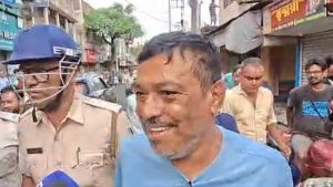 নৈহাটির ধৃত প্রাক্তন বিধায়ক সনৎকে ঘিরে ‘চোর’ স্লোগান! ঘটনার পুনর্নির্মাণে পুলিশ তাকে এলাকায় আনতেই জনরোষ