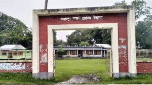 বাগেরহাটে রাস্তা নেই ৮৭ বছরের সন্তোষপুর সরকারি প্রাথমিক বিদ্যালয় ও ভূমি অফিসের