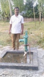 কবরস্থানে টিউবওয়েল স্থাপন করলেন চেয়ারম্যান পদপ্রার্থী আশরাফুল ইসলাম