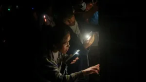নেপালে স্বজনদের খোঁজে মানুষ ফোনের টর্চলাইট জ্বালিয়ে জীবিতদের তালিকা দেখছেন
