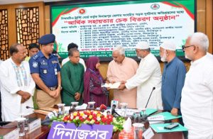 দিনাজপুরে সড়ক দুর্ঘটনায় ক্ষতিগ্রস্তদের মাঝে বিআরটিএ ট্রাস্টি বোর্ডের ৩ কোটি ৩৯ লাখ টাকার চেক বিতরণ