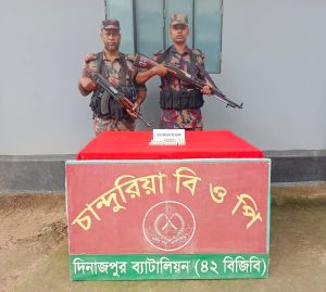 দিনাজপুরে ৪২ বিজিবি সীমান্ত এলাকায় পৃথক পৃথক ৫টি অভিযান চালিয়ে আসামিসহ ও আসামিবিহীন ইয়াবা ট্যাবলেট, ভারতীয় ট্যাপেন্টাডল ট্যাবলেট এবং ভারতীয় মদ আটক