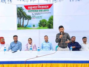 বজ্রের আগ্রাসন ঠেকাতে সবুজ প্রাচীর দিনাজপুরে স্কয়ার ক্রপ কেয়ারের উদ্যোগে তালগাছের চারা রোপণ