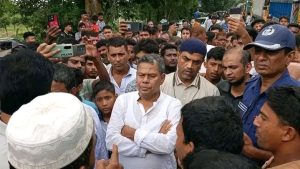 দিনাজপুর সদরে জামতলী বাজার এলাকায় চার বছরের শিশুকে হত্যা, লাশ গুমের ঘটনায়মহাসড়ক অবরোধ, অভিযুক্তের বাড়িতে ভাঙচুর-আগুন