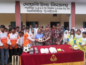 মাদকের আগ্রাসন থেকে যুবসমাজকে রক্ষায়হাতীবান্ধায় ৬১ বিজিবির ক্রীড়া সামগ্রী বিতরণ