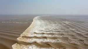 চীনের যে নদীতে জোয়ার আসে ঢেউয়ের দেয়াল হয়ে