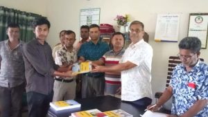 আটপাড়া ডিগ্রি কলেজে একাদশ শ্রেণির ভর্তি-ইচ্ছুক শিক্ষার্থীদের মাঝে পাঠ্যপুস্তক বিতরণ