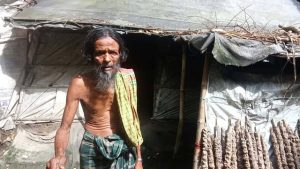 আটপাড়ায় ভাঙা ঘরে মানবেতর জীবন আলিম উদ্দীনের