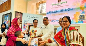দিনাজপুরে ড্রইং স্কুলে চিত্রাংকন প্রতিযোগিতা ও সনদ বিতরণ অনুষ্ঠানে এডিসি (সার্বিক)