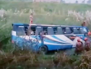 ঢাকা মাওয়া এক্সপ্রেসওয়েতে বাস  নিয়ন্ত্রণ হারিয়ে খাদে : নিহত ৩