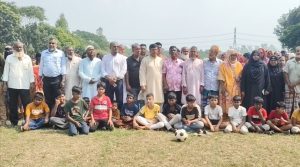 সিরাজদিখানে শিশুদের খেলার মাঠ রক্ষায় গ্রামবাসীর মানববন্ধন