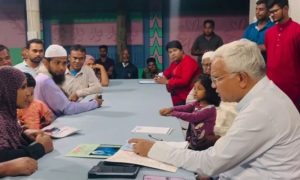 ছুটির দিনেও নিজ বাড়িতে রোগী দেখেন মন্ত্রী জাহিদ হোসেন