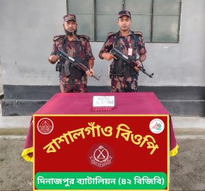 দিনাজপুর ও ঠাকুরগাঁও সীমান্তে অভিযান চালিয়ে বিপুল পরিমাণ মাদকদ্রব্য সহ নিষিদ্ধ সিরাপ উদ্ধার করেছে বিজিবি