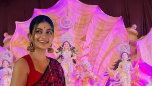 পূজার আনন্দে মেতে উঠেছেন মন্দিরা