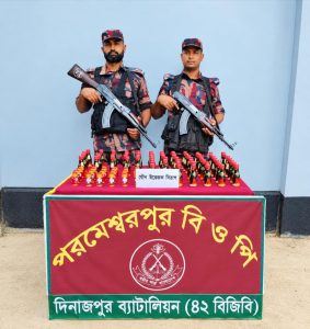 দিনাজপুরে বিজিবি’র অভিযানে বোচাগঞ্জ সীমান্তে নিষিদ্ধ সিরাপ উদ্ধার