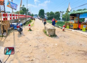 দিনাজপুরের ফুলবাড়ী উপজেলায় ছোট যমুনা নদীর উপর নির্মিত ব্রিজটি সংস্কার না করায় নষ্ট হচ্ছে