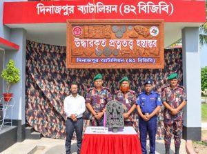 দিনাজপুর ব্যাটালিয়ন (৪২ বিজিবি)’র সাফল্য: উদ্ধারকৃত প্রাচীন বিষ্ণুমূর্তি প্রত্নতত্ত্ব অধিদপ্তরে হস্তান্তর