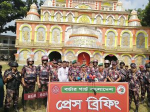 দিনাজপুর সেক্টর কমান্ডার ধুকুরঝাড়ি সার্বজনীন দুর্গা মণ্ডপ পরিদর্শন