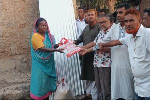 অগ্নিকাণ্ডে ক্ষতিগ্রস্ত দুখী বালা’র পাশে চেয়ারম্যান পদপ্রার্থী মোল্লা সাজ্জিদ আহমেদ কাজল